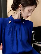 デザイン性の高いオシャレな青いトップス【夏用・軽やか・高級感】