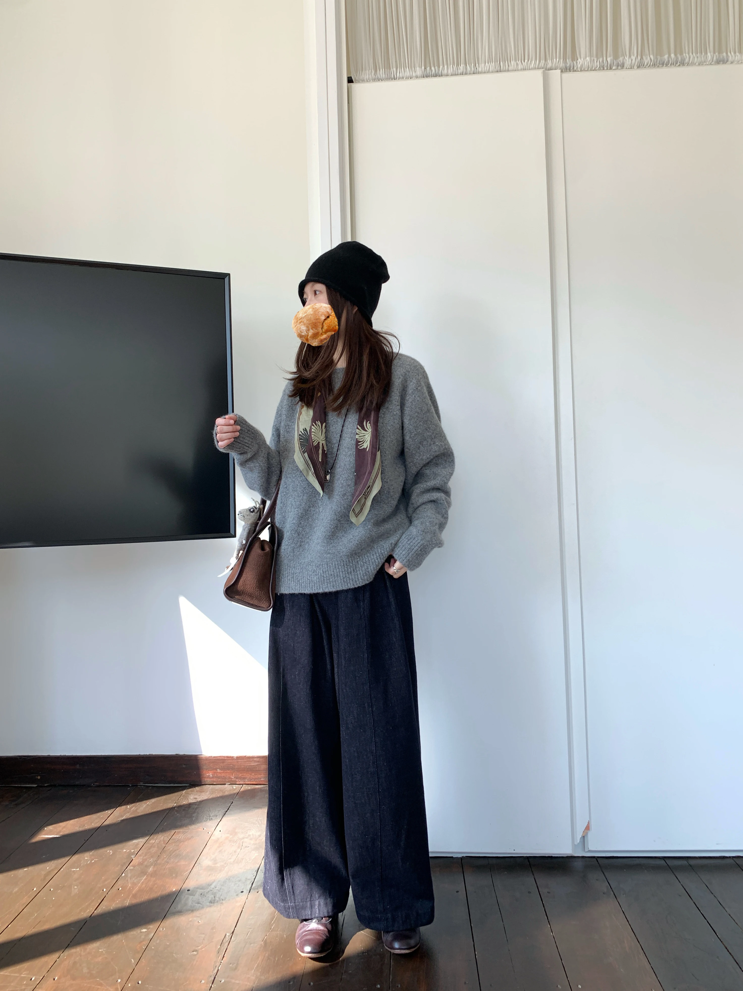 テーパードアンクルパンツのスタイルと実用性：深色デニム九分丈ワイドパンツの特徴解析