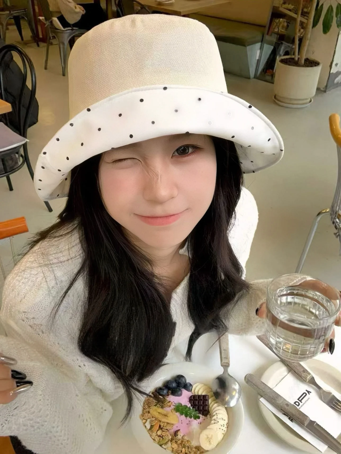 優雅な平頂編み草帽子：夏の日よけとファッション性を両立するバケットハット