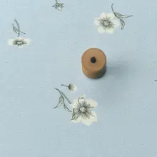 デザイン立体花柄のサックスブルー生地【シャツ・ドレス用・手作り素材】