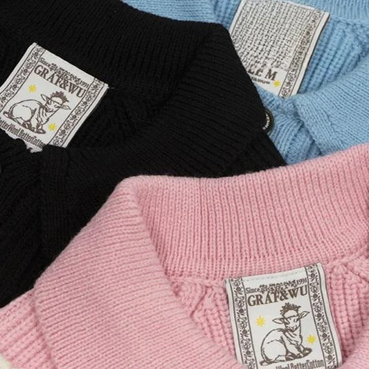 刺繍入りストライプデザイン アメリカンスタイルポロニットセーター：春・秋の日常着としての実用性と素材特性
