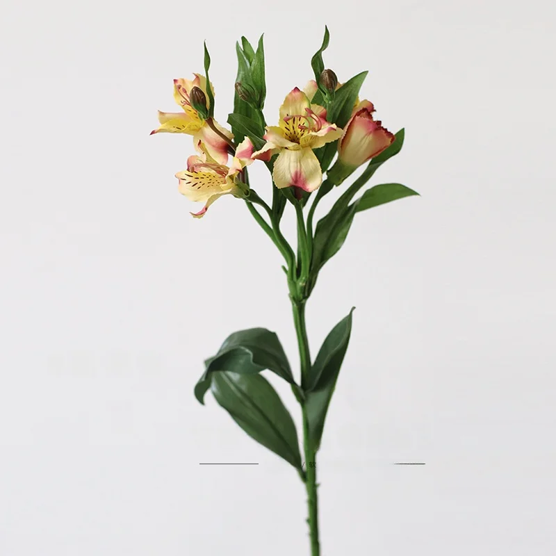 大きな花の造花：洋紅色の六初百合が提供するアンティーク風油絵デザインの空間演出