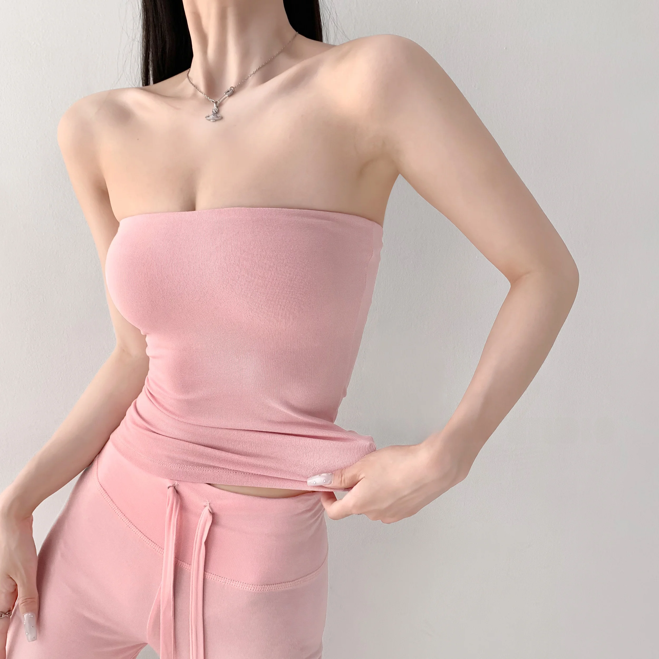 巨乳パーカーのスタイルアップ効果は実際にあるのか？紫沫のノースリーブトップスを検証