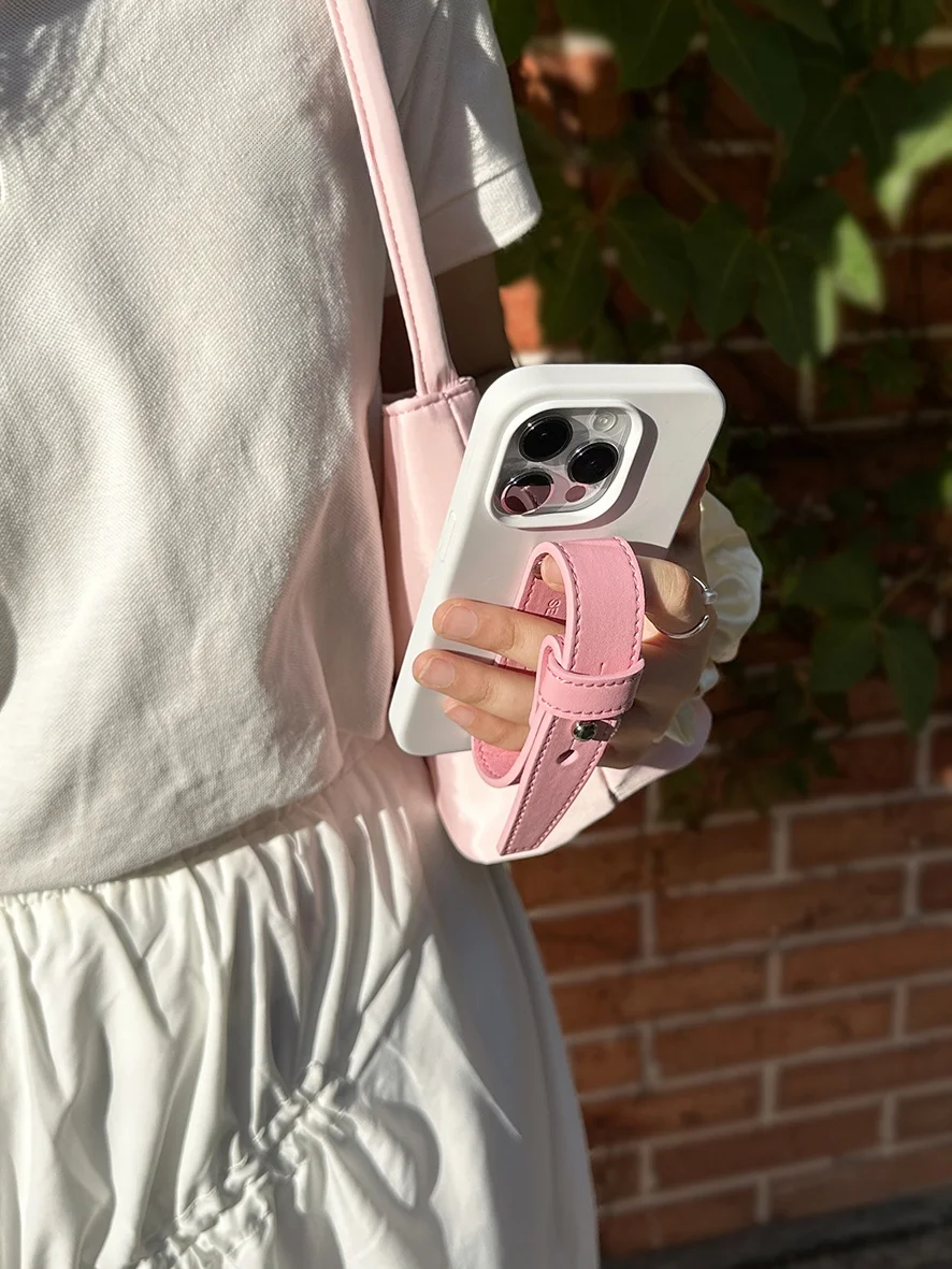 iPhoneケース ストラップホール付き：secondstudio クリエイティブレザー腕帯付きケースの実用性と性能解析