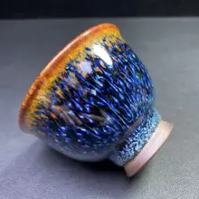 手作りの金糸模様が美しいブルー孔雀の茶杯【鉄胎陶器・高級天目・品茶用】（セットアップ対応）