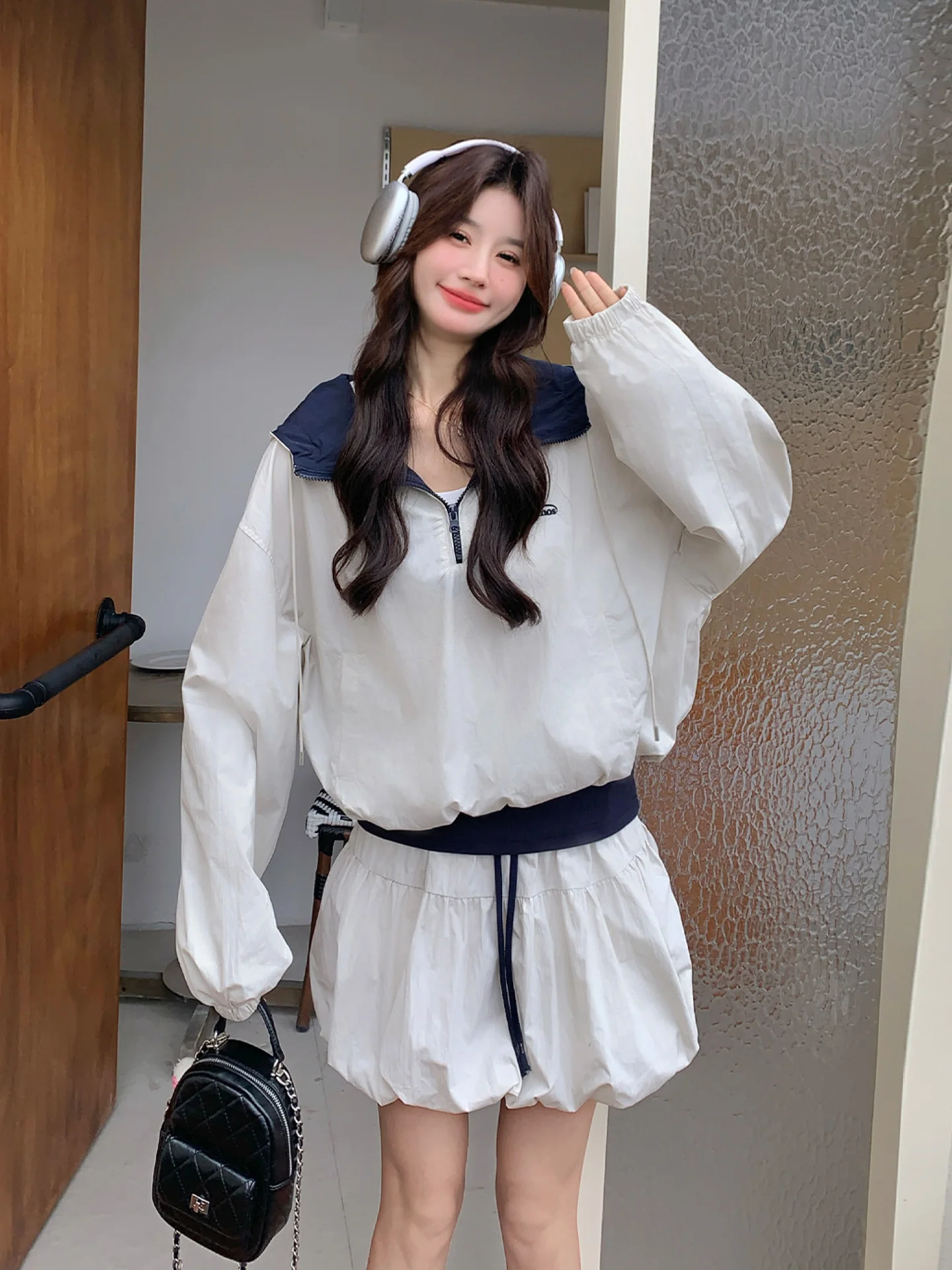 雨の日に着る女性のアウターは、本当に「防水」でなければならないのか？
