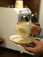 手描きの陶器製コーヒーカップ【銀杏デザイン・釉下彩装飾・ギフトにも最適】