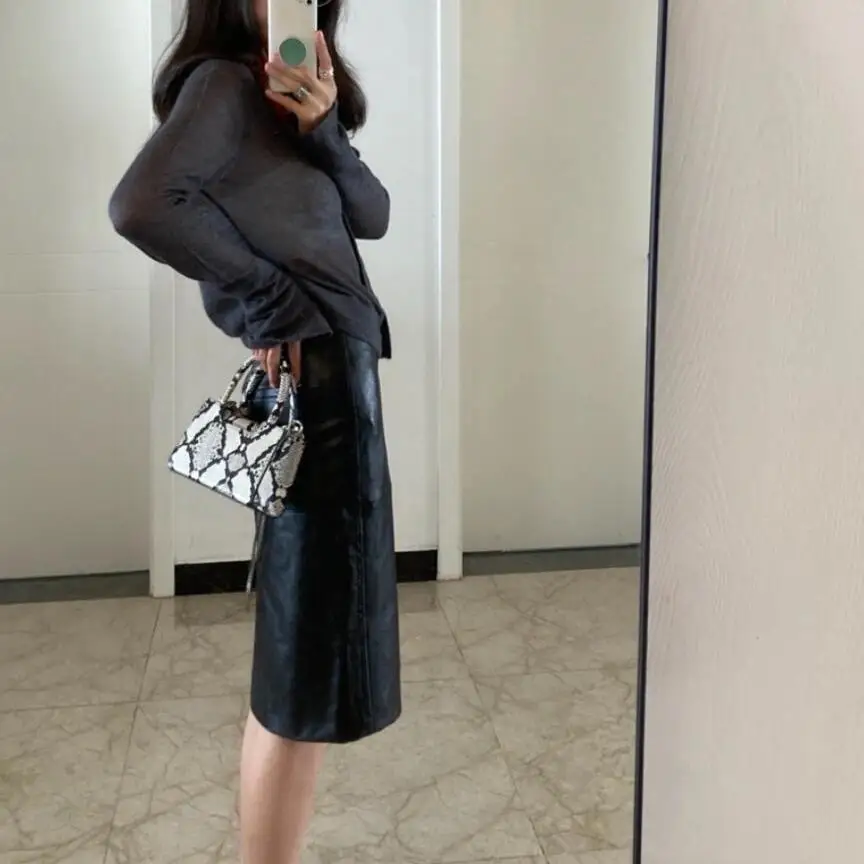 30代女性の通勤スタイルにぴったり？エレガントなレトロ風黒レザースカートの選び方とは