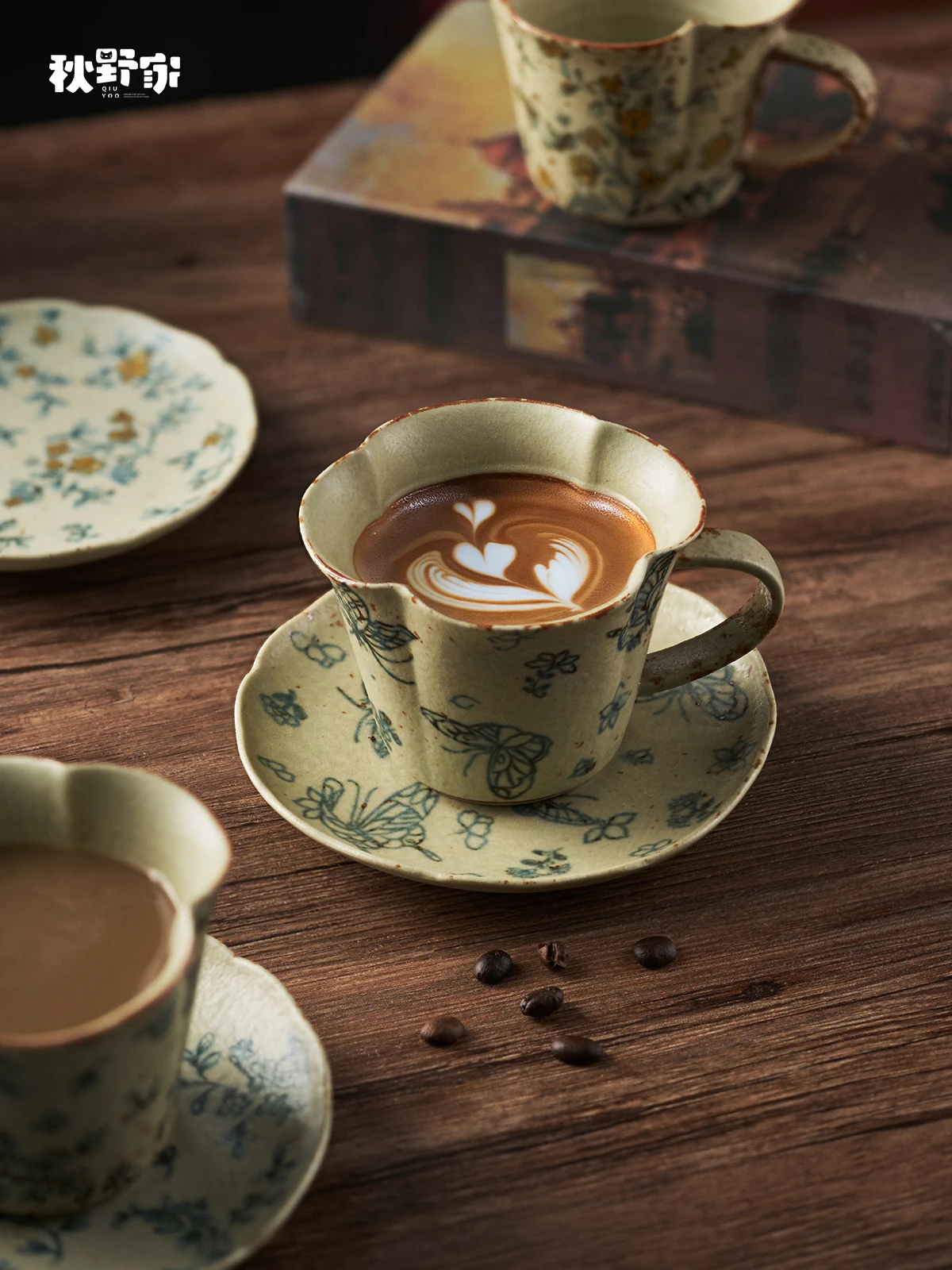 手描き花柄のコーヒーカップとソーサー：日本風レトロデザインで日常のコーヒーを彩る