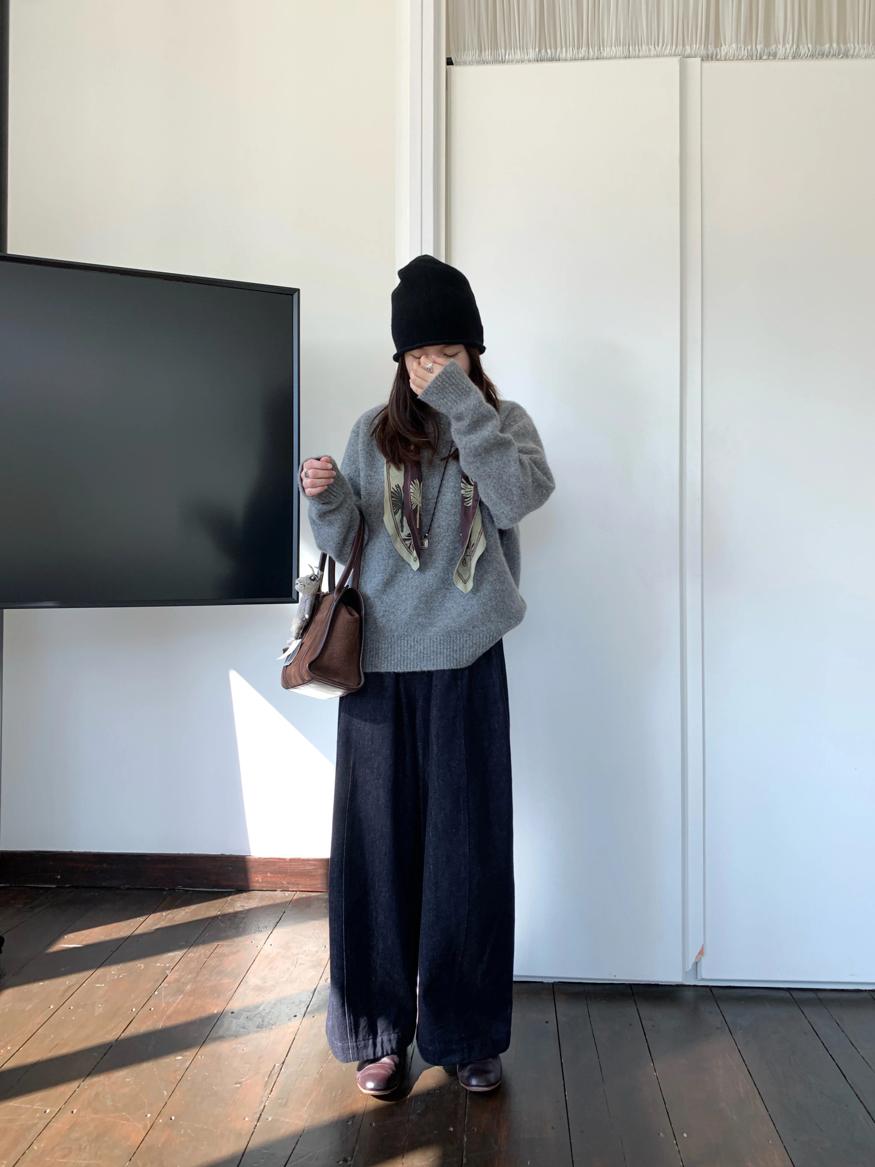 テーパードアンクルパンツのスタイルと実用性：深色デニム九分丈ワイドパンツの特徴解析