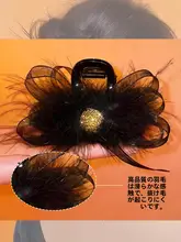 ブラックリボンとフェザーデザインのヘアクリップ【上品なスタイル・シュリンプクリップ】