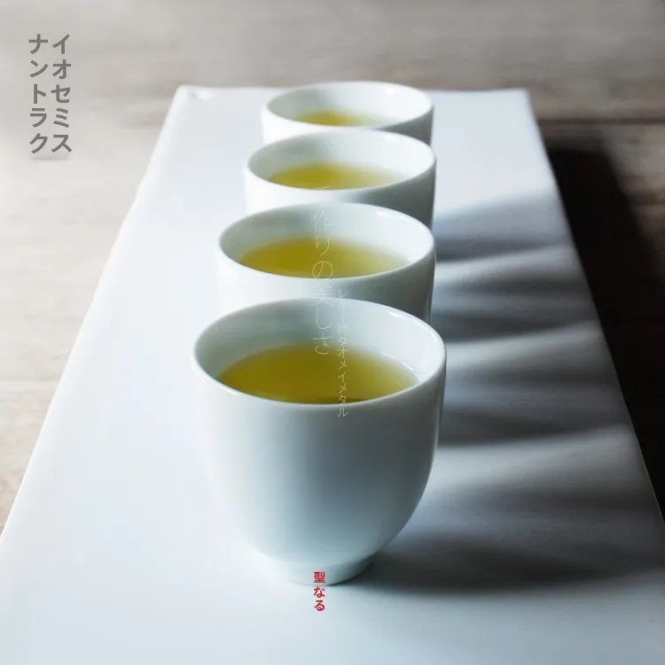 お椀型が本当にすくいやすいの？日常使いに最適な「侘び寂び」の白釉茶碗とは