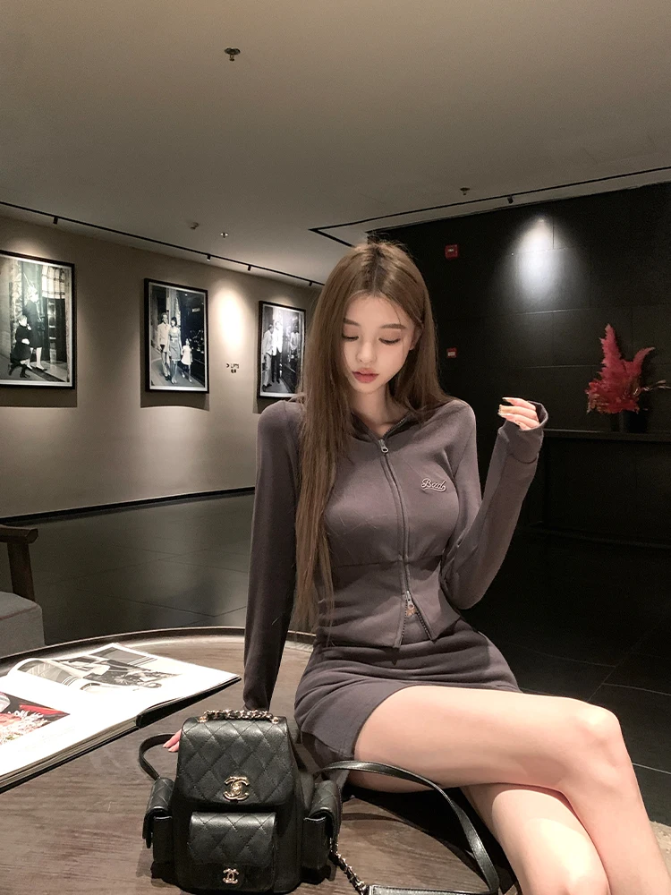 春用カーディガンとスカートとフレアパンツの3点コーディネート：2026春ファッションの軽量・シンプルスタイル