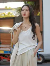 シンプルなデザインのワイドストラップタンクトップ【女性用・薄手・グレー・夏用】