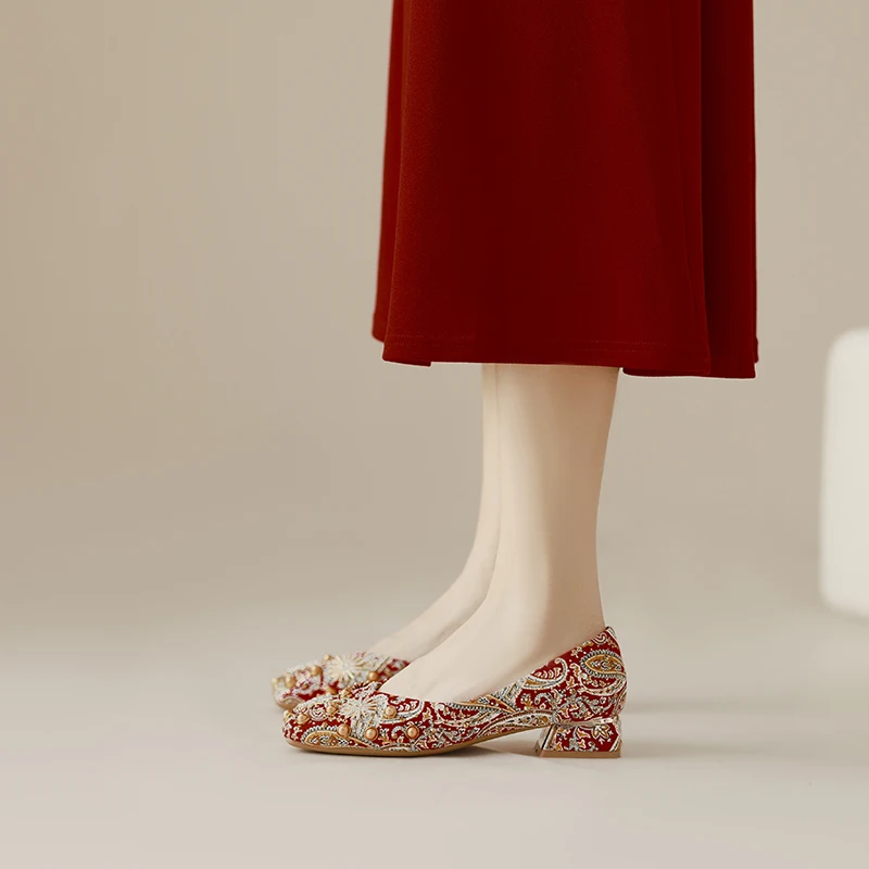 結婚式に着る靴はどう選ぶ？赤いシューズが意外に効果的な理由を解説