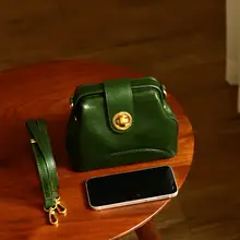 ユニークなデザインのグリーン本革スマホポーチ【女性用・手作り・植物性タンニン革】