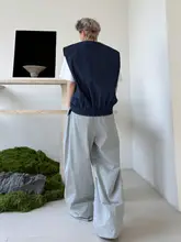 ストライプ柄の大きなサスペンダー付きベストとワイドレッグカジュアルパンツ（セットアップ対応）