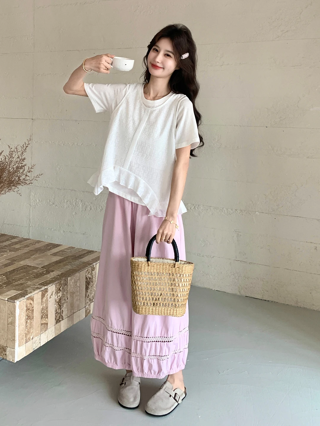 白色短袖トップスとピンク九分パンツの夏コーデ：30代女性向けカジュアルスタイルの実用性と着こなしのコツ