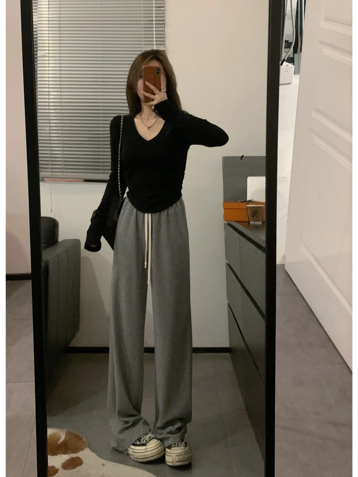 リラックステーパードパンツを選ぶときに迷うのは、本当に素材の質か？