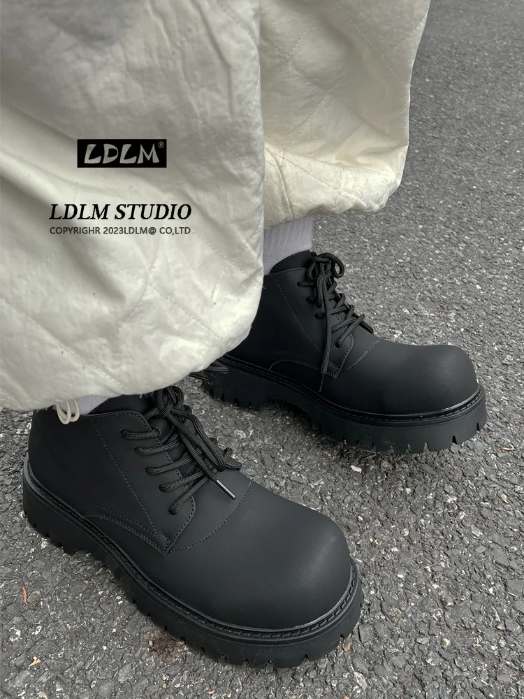 dark brown と black のブーツ、どちらが冬のスタイルを完璧にしてくれるの？