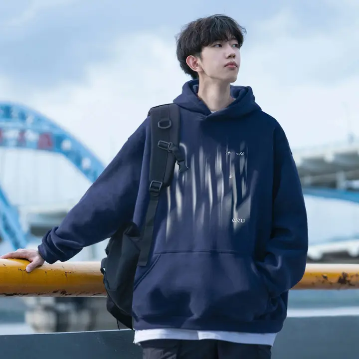 ダークブルーの重厚感ある学生用フーディー【春秋向け・ゆったりシルエット・ぼかし文字プリント】