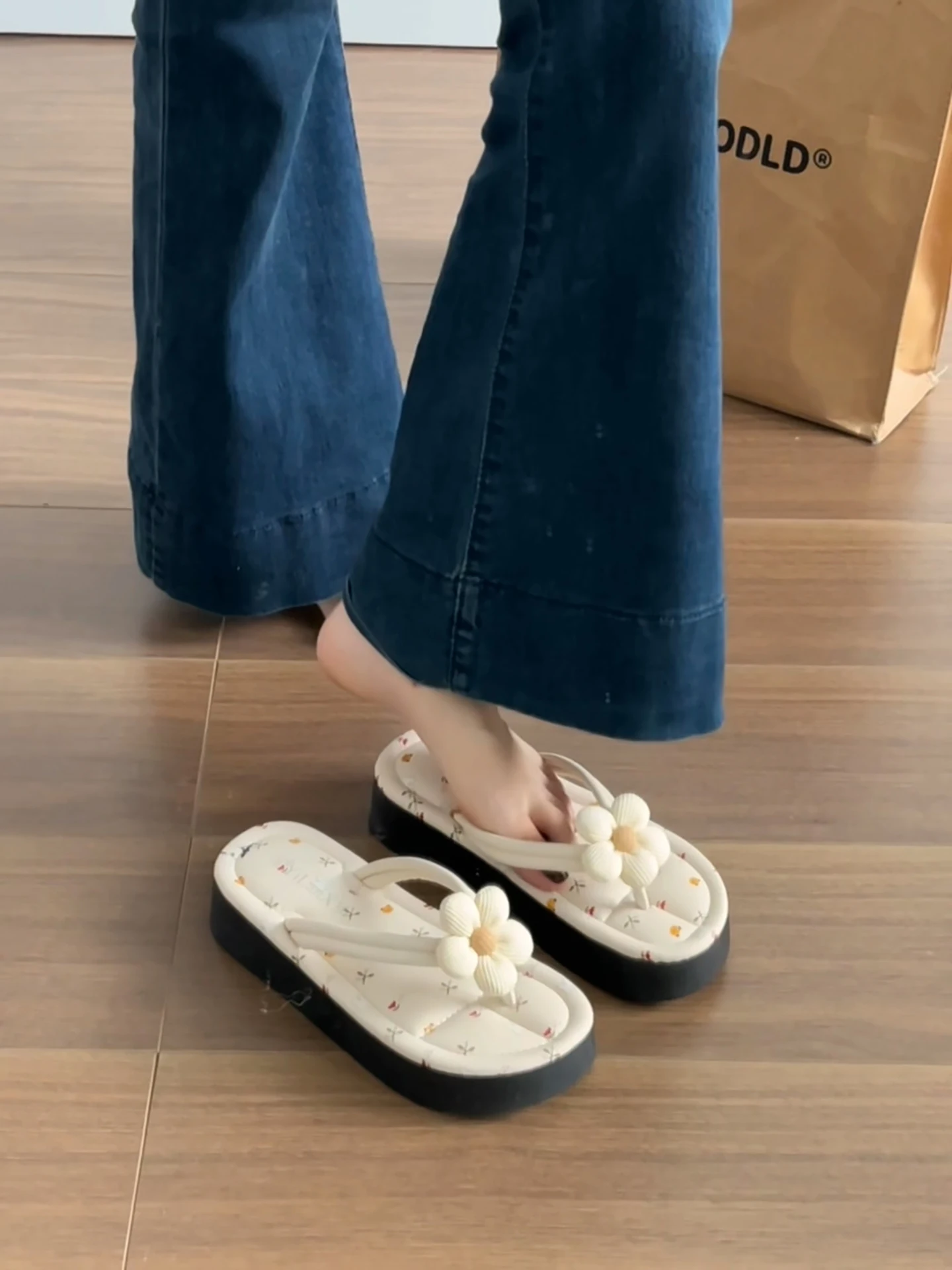 白色高級感防滑厚底ビーチサンダル：かかとがはみ出る問題を解決する設計