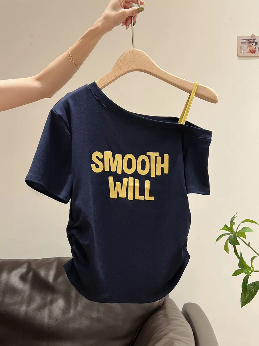 カットオフTシャツ：プリント斜領デザインの夏用オフショルダーTシャツはどのような特徴を持つのか
