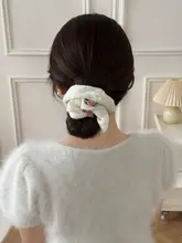 花柄編みの毛糸ヘアゴム【秋冬用・女性用・低いお団子スタイル】