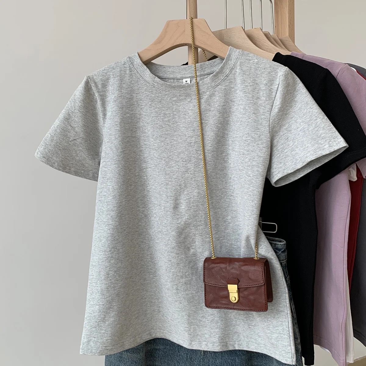 7部袖Tシャツはどう選ぶ？通勤から夏の日常まで、本当の使い勝手を知る