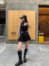 デザイン性の高いVネックキャミソール【ブラック・胸パッド付き・フィット感・夏用】