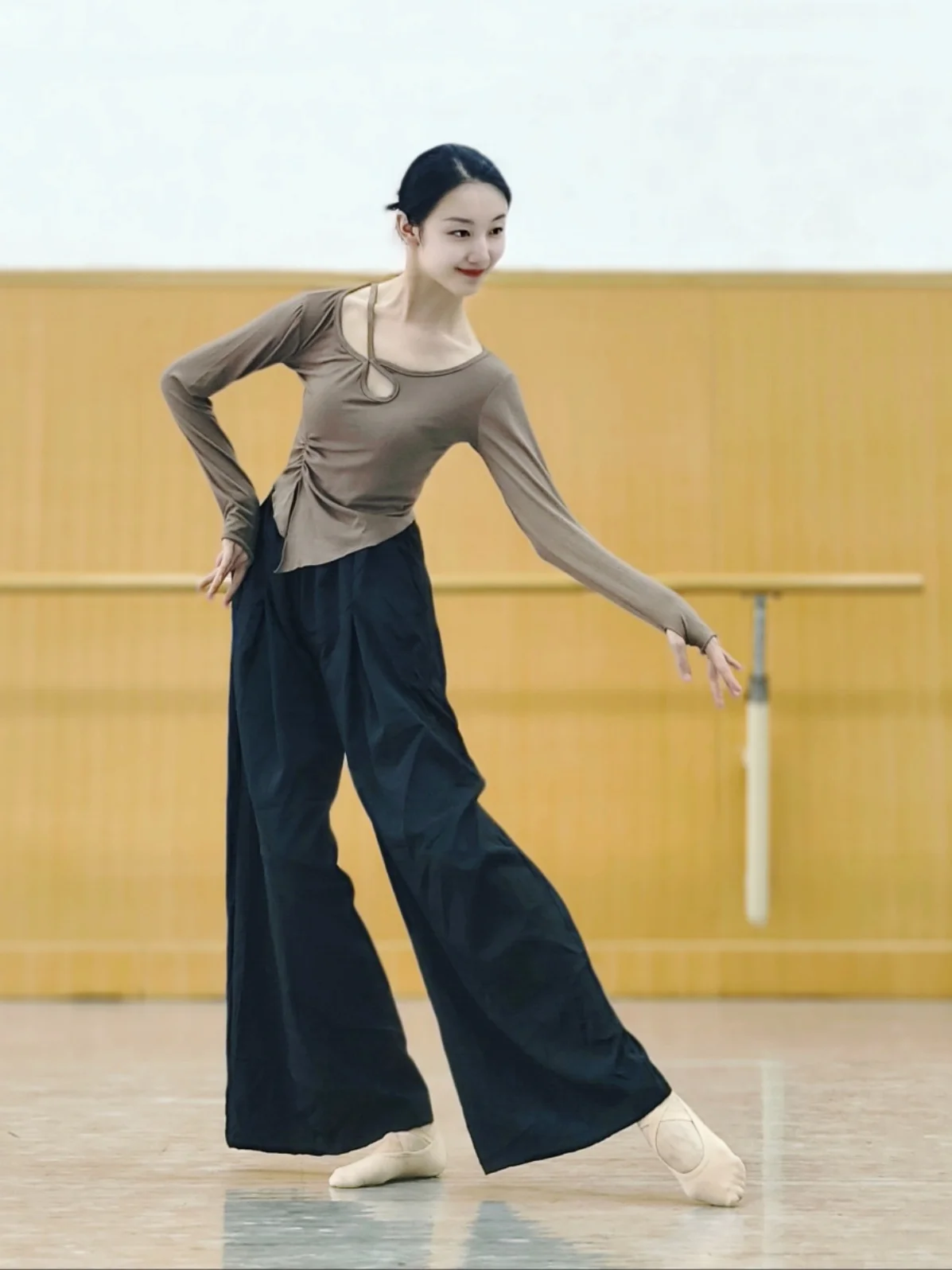 オーケストラコンサート女性用服装の選び方：クラシックダンス用長袖トップス【Vネック・現代舞踊・ヨガ適用】