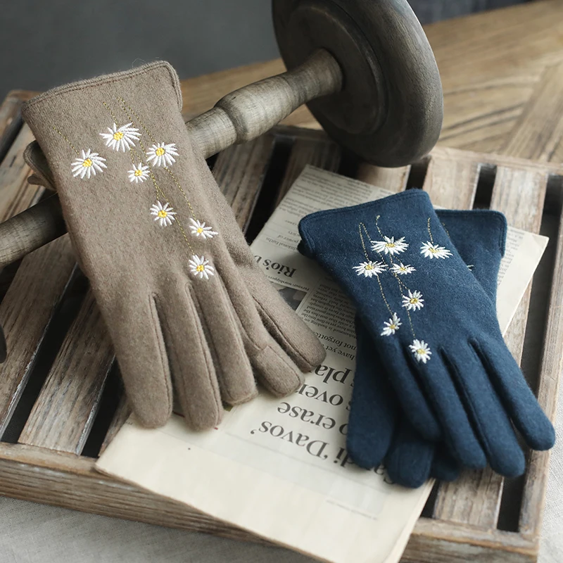小雛菊刺繍入りウール五本指手袋：秋冬期の手荒れ対策に最適な保温機能を備えた分指タイプ
