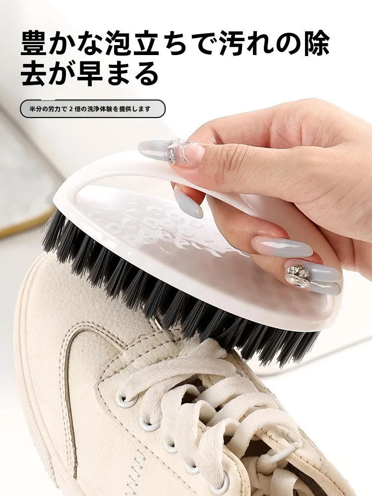 トレッキングシューズの洗い方：家庭用多機能硬毛シューズブラシで汚れを落とす方法