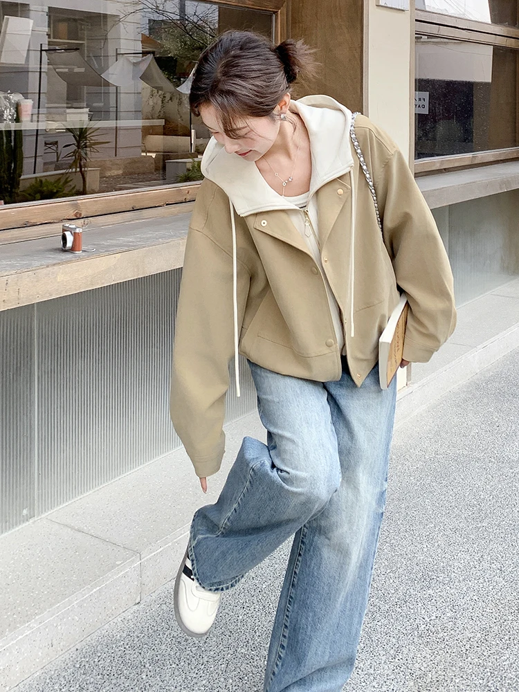 カーキ色のフード付き短丈トレンチコート：春秋用ハイエンドカジュアルのコーディネート実用性解析