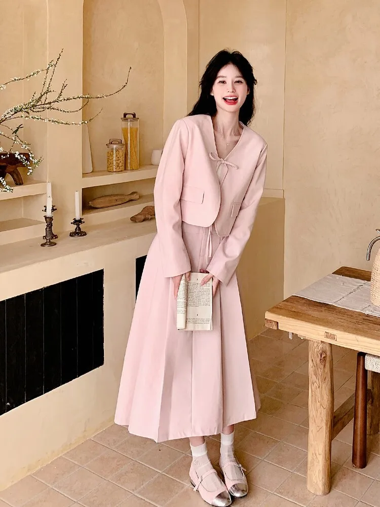 40代女性にぴったりの服は、清純感と優しさを兼ね備えたピンク色スーツから始める？