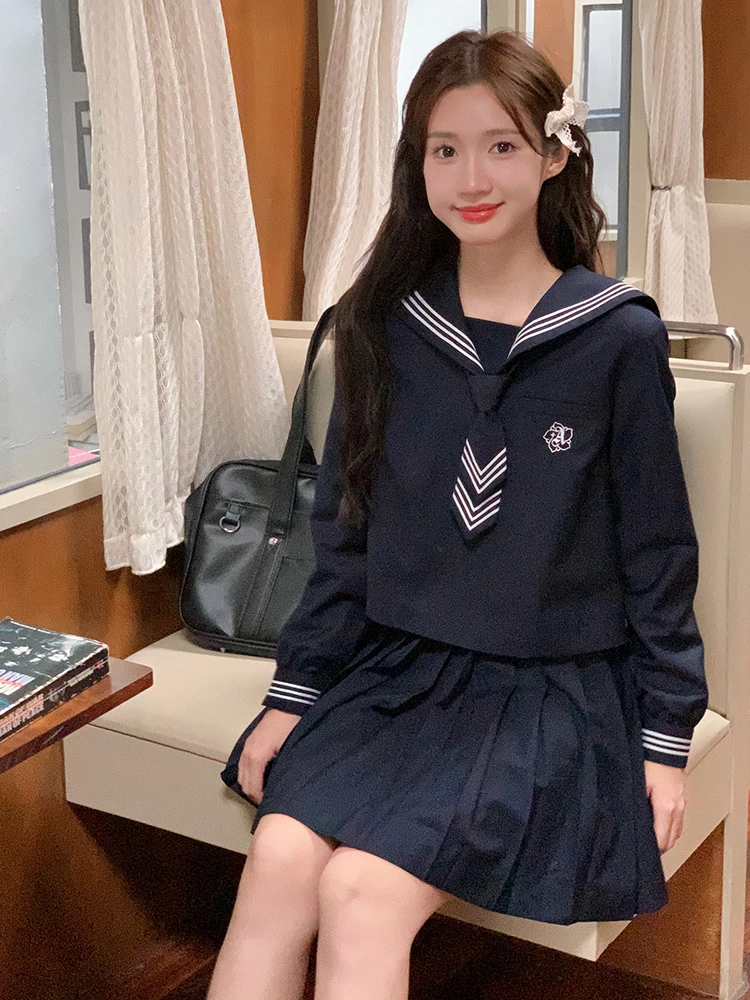 25度の日に着る大学生らしい服装は、JK風の制服がベスト？