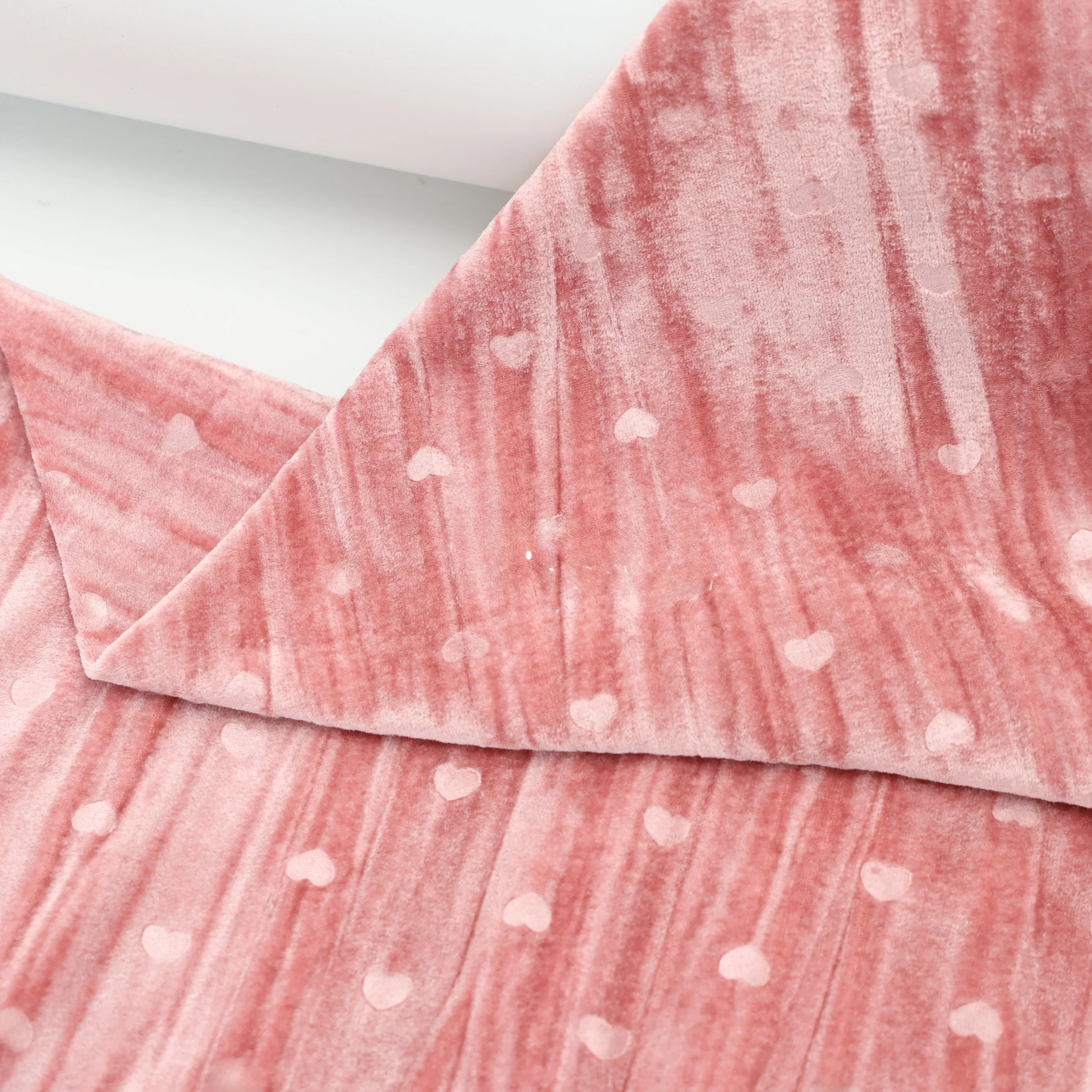 光沢のあるピンクハート彫刻ベルベット生地：中国風ドレス制作に最適な化繊素材の特性と使い方