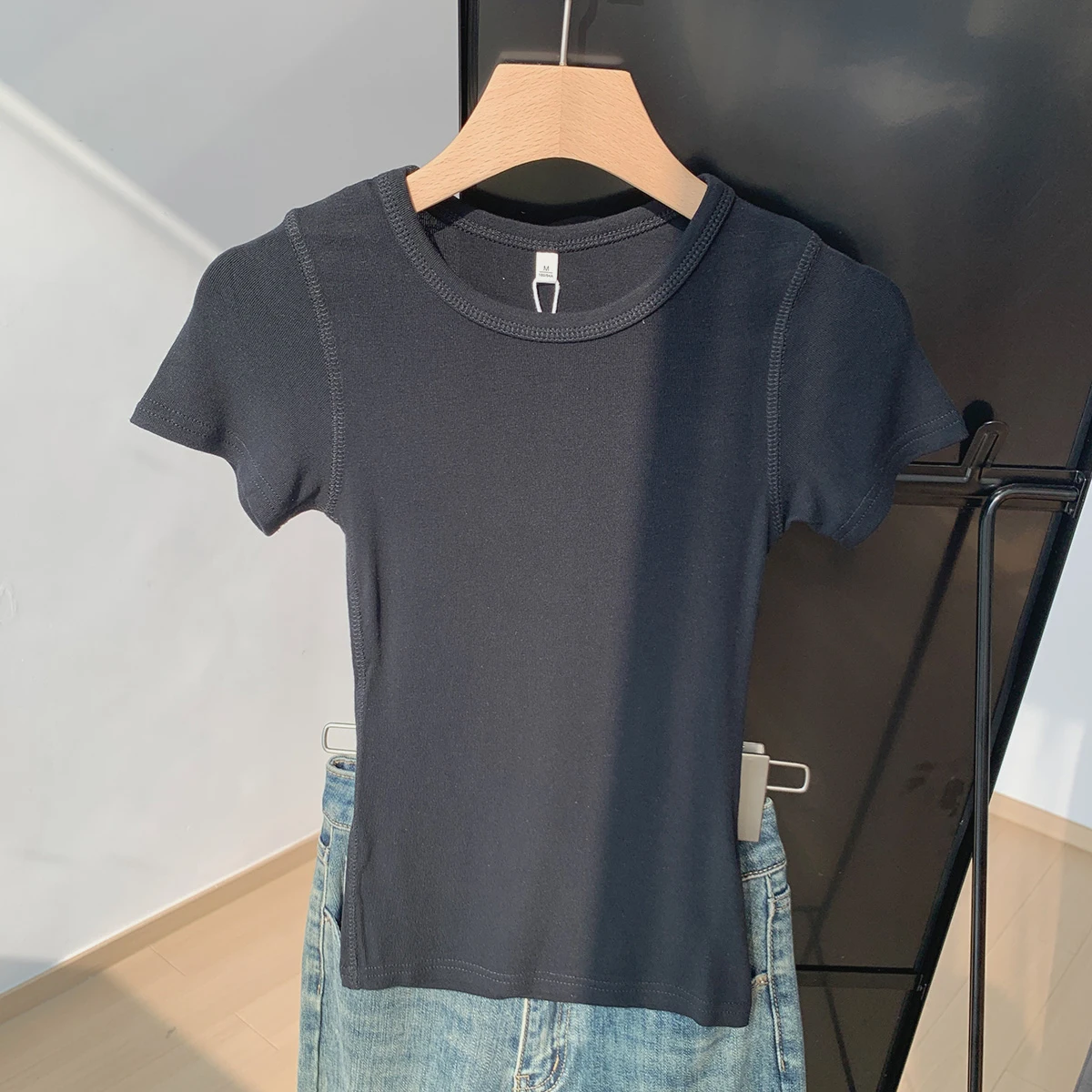 白色デザインの無地ショートスリーブTシャツ：通勤風の修身型で夏を快適に