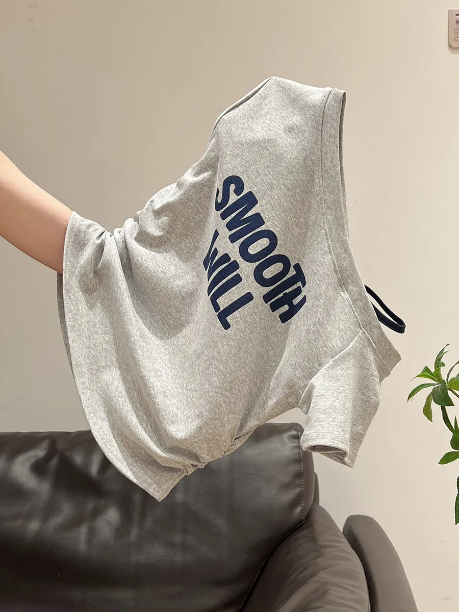 カットオフTシャツ：プリント斜領デザインの夏用オフショルダーTシャツはどのような特徴を持つのか
