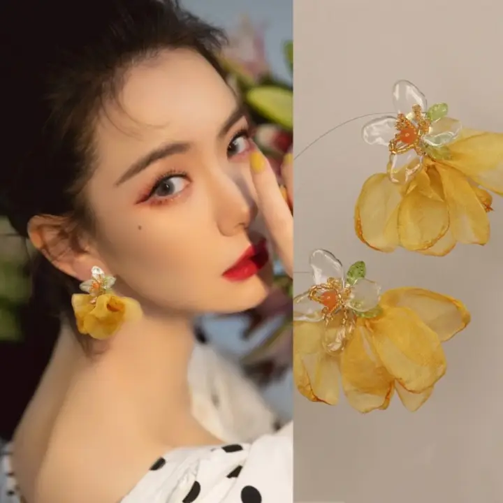 個性的な黄色の花のイヤリング【誇張デザイン・ピアス＆イヤースティック】