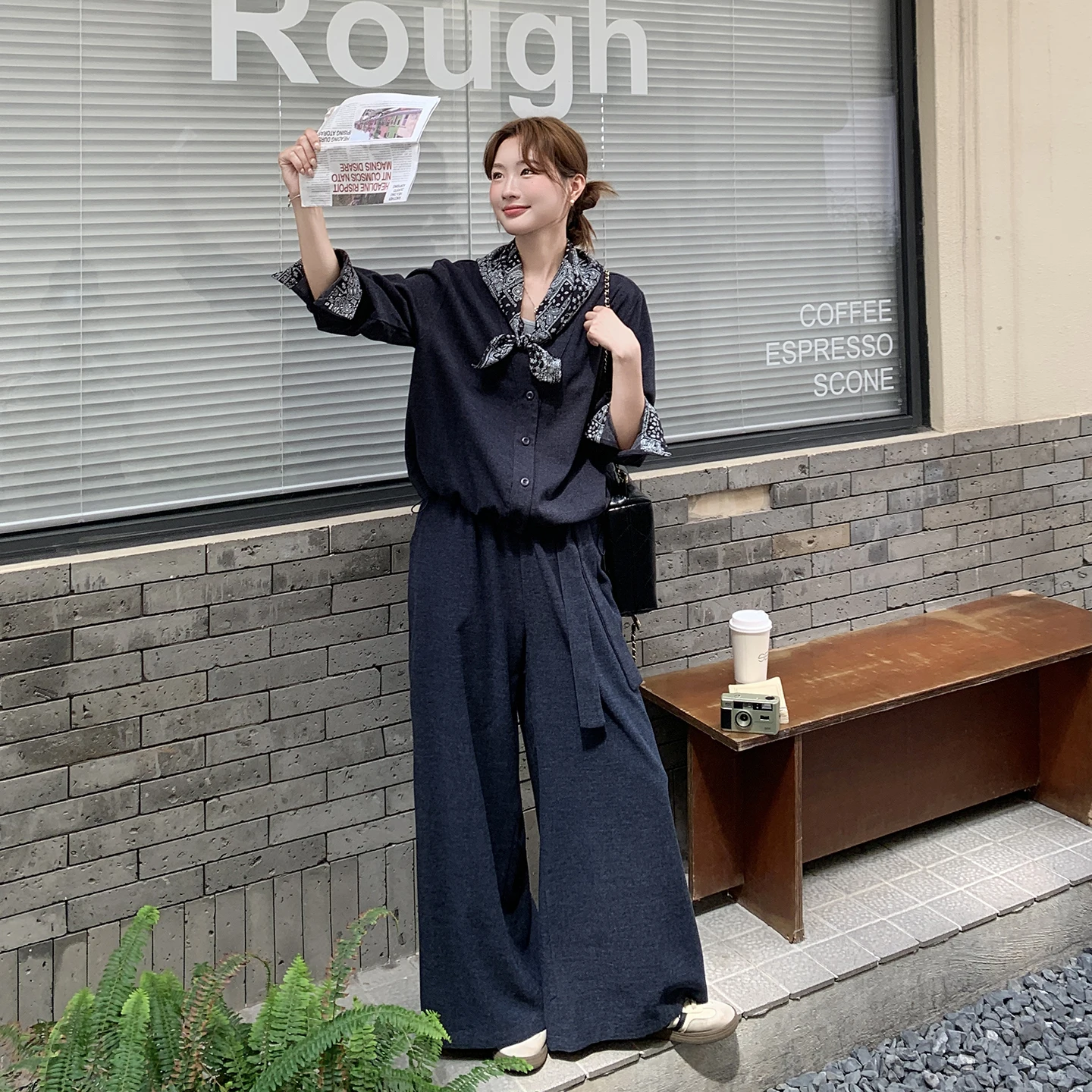 ワイドパンツの種類で迷うなら、この1つのスタイルが50代の女性にぴったりなのではないか？