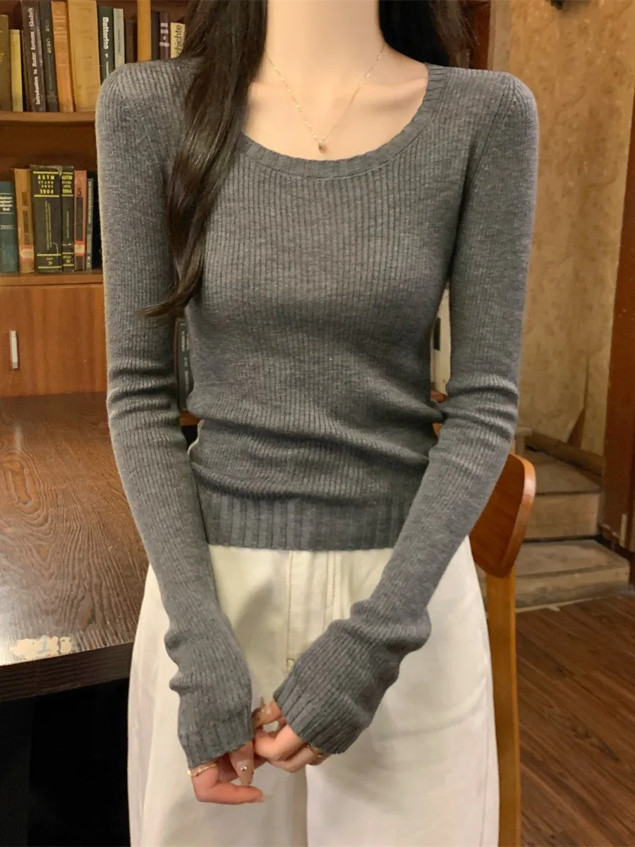 カラーネップニットの実用性：通勤シーンで選ぶべきフィット感のある羊毛混ニットトップス