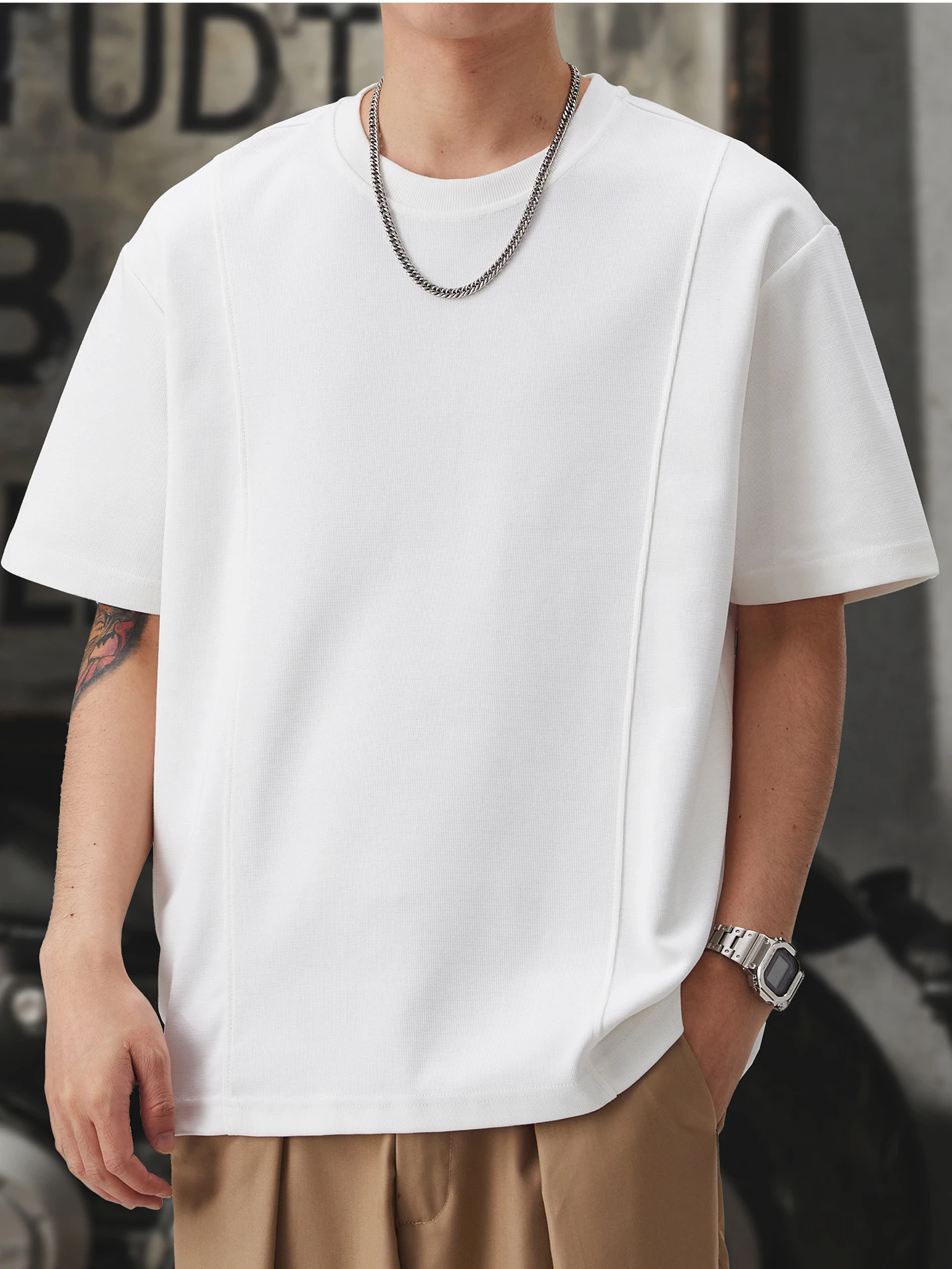 メンズ   春コーデ カジュアル どう選ぶ？シンプルで軽い素材がキモなTシャツの選び方