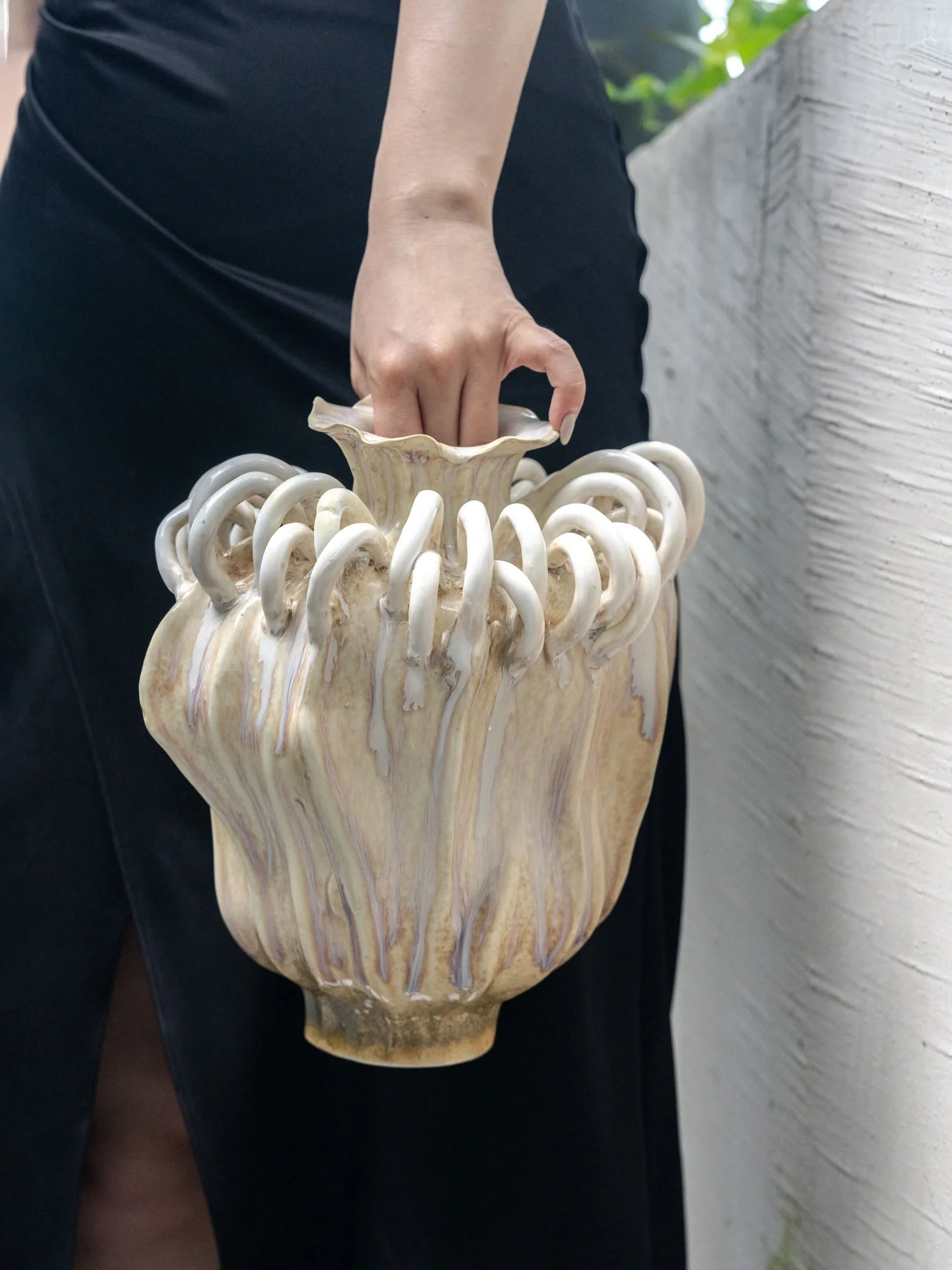 花瓶写真に何を置くのが絶対？アート感あふれる手作り花器が解決するリアルな悩み
