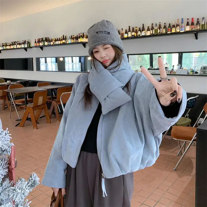 水彩風のブルー ダウンジャケット【冬用・白鹅绒・ショート丈・スカーフ付き】