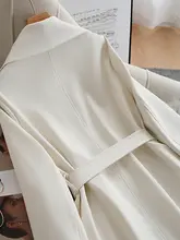 高級感のある白色トレンチコート【春秋用・大きな襟・短めデザイン】