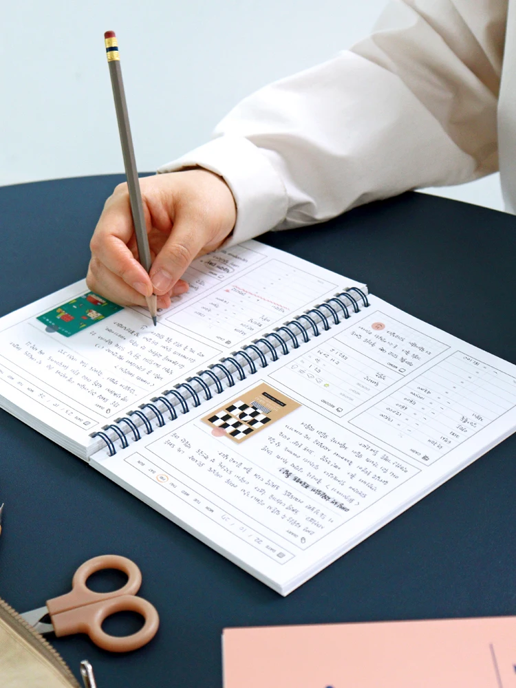 シンプルなリングバインダー日記帳：1日1人の生活を記録するための実用的なツール