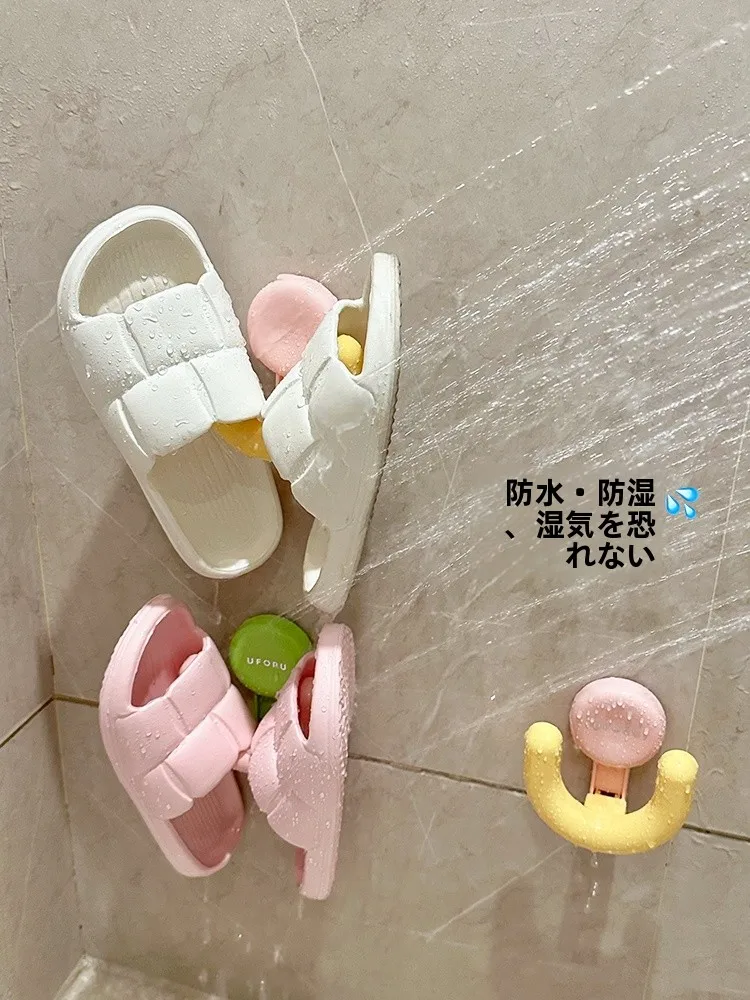 浴室用吸盤タイプのスリッパラック：水切り機能と穴あけ不要で効率的な収納を実現