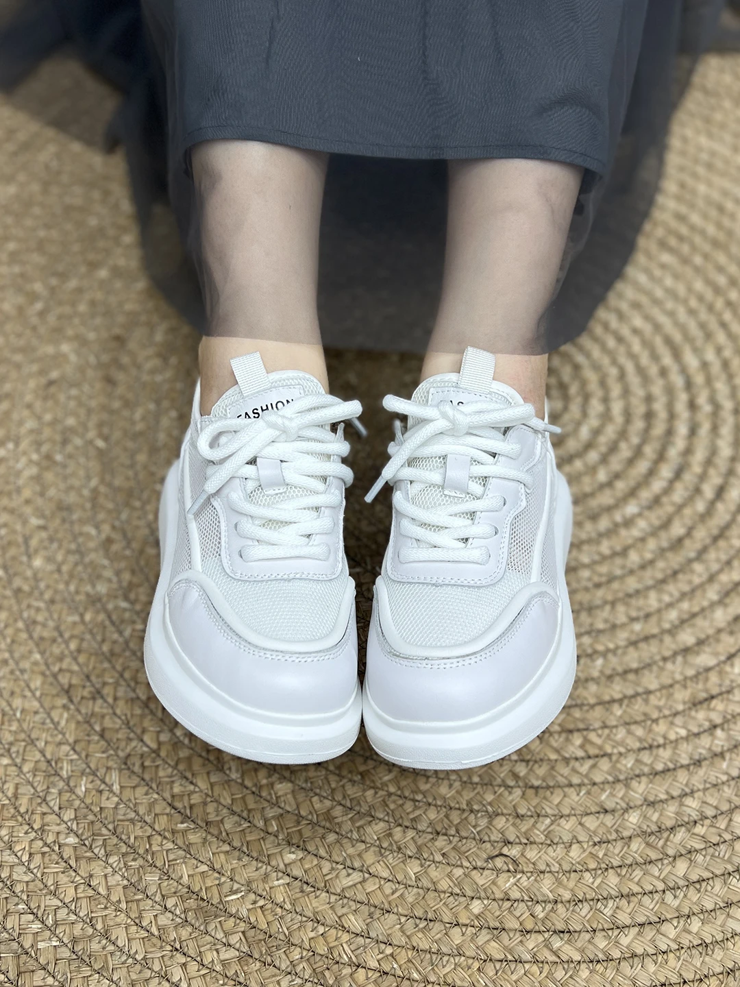3センチヒールの通勤スタイルに合うレザー靴は？通気性とカジュアルさが融合した「松糕鞋」が今、20代の女性に人気