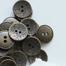 マットな質感のブロンズ金属ボタン【英国デザイン・打ち出しテクスチャー・直径13mm】